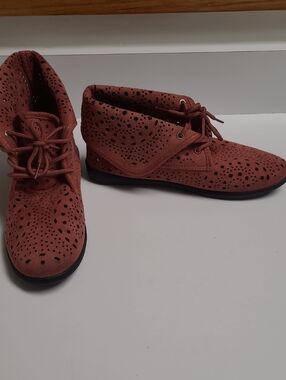 Rouge Women's Perforated Lace-Up Ankle Boots - Dusty Rose